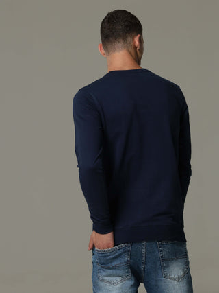 Invisible Blue Sweat Shirt shop online at Estilocus. • Crew neck• Long sleeve• Ribbing around neckline, Cuff & hem• High-quality print and fine embroidery.• Invisible zipper at sleeve Fit : Comfort fit Size : The model is wearing M size Model height : 6 F