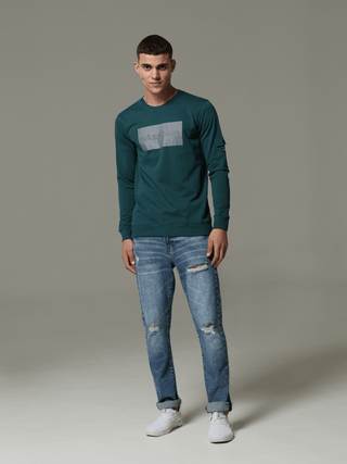 Charg Cargo Teal Sweat Shirt shop online at Estilocus. • Crew neck • Long sleeve • Ribbing around neckline, Cuff & hem • High quality print and fine embroidery Fit : Comfort fit Size : The model is wearing M size Model height : 6 Feet Wash care : Cold mac