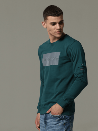 Charg Cargo Teal Sweat Shirt shop online at Estilocus. • Crew neck • Long sleeve • Ribbing around neckline, Cuff & hem • High quality print and fine embroidery Fit : Comfort fit Size : The model is wearing M size Model height : 6 Feet Wash care : Cold mac