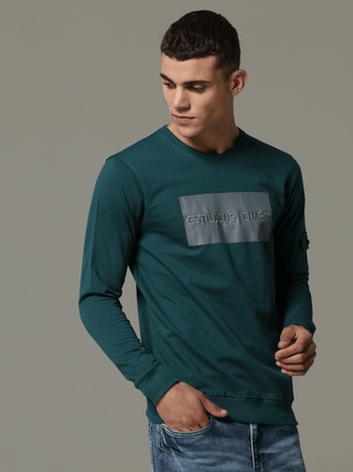 Charg Cargo Teal Sweat Shirt shop online at Estilocus. • Crew neck • Long sleeve • Ribbing around neckline, Cuff & hem • High quality print and fine embroidery Fit : Comfort fit Size : The model is wearing M size Model height : 6 Feet Wash care : Cold mac