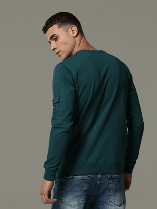 Charg Cargo Teal Sweat Shirt shop online at Estilocus. • Crew neck • Long sleeve • Ribbing around neckline, Cuff & hem • High quality print and fine embroidery Fit : Comfort fit Size : The model is wearing M size Model height : 6 Feet Wash care : Cold mac