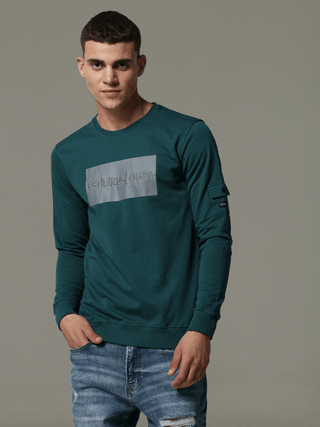 Charg Cargo Teal Sweat Shirt shop online at Estilocus. • Crew neck • Long sleeve • Ribbing around neckline, Cuff & hem • High quality print and fine embroidery Fit : Comfort fit Size : The model is wearing M size Model height : 6 Feet Wash care : Cold mac