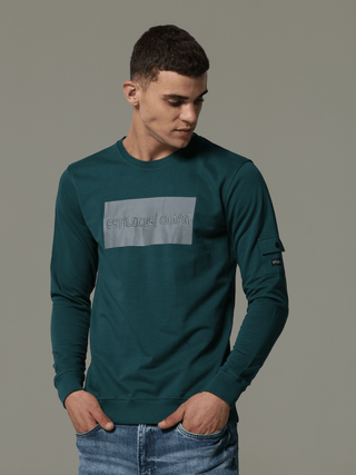 Charg Cargo Teal Sweat Shirt shop online at Estilocus. • Crew neck • Long sleeve • Ribbing around neckline, Cuff & hem • High quality print and fine embroidery Fit : Comfort fit Size : The model is wearing M size Model height : 6 Feet Wash care : Cold mac