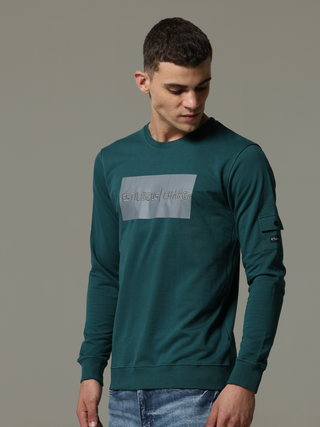 Charg Cargo Teal Sweat Shirt shop online at Estilocus. • Crew neck • Long sleeve • Ribbing around neckline, Cuff & hem • High quality print and fine embroidery Fit : Comfort fit Size : The model is wearing M size Model height : 6 Feet Wash care : Cold mac