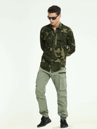 ETLS/72 Camo Cargo military green shirt shop online at Estilocus. 100% Cotton • Full-sleeve camo print shirt• Cut and sew placket• Regular collar• Double button edge cuff • Double pocket with flap • Curved bottom hemline . • All double needle construction