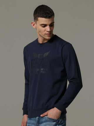 Vintage Edition Navy Blue Sweat Shirt shop online at Estilocus. • Crew neck• Long sleeve• Ribbing around neckline, Cuff & hem• HD quality print and fine embroidery Fit : Comfort fit Size : The model is wearing M size Model height : 6 Feet Wash care : Cold