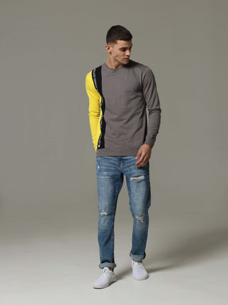 Charg Colorblock Steel Gray Sweat Shirt shop online at Estilocus. • Crew neck • Long sleeve • Ribbing around neckline, Cuff & hem • High quality print and fine embroidery Fit : Comfort fit Size : The model is wearing M size Model height : 6 Feet Wash care