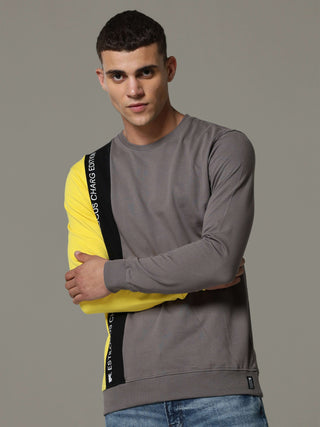 Charg Colorblock Steel Gray Sweat Shirt shop online at Estilocus. • Crew neck • Long sleeve • Ribbing around neckline, Cuff & hem • High quality print and fine embroidery Fit : Comfort fit Size : The model is wearing M size Model height : 6 Feet Wash care