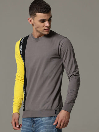 Charg Colorblock Steel Gray Sweat Shirt shop online at Estilocus. • Crew neck • Long sleeve • Ribbing around neckline, Cuff & hem • High quality print and fine embroidery Fit : Comfort fit Size : The model is wearing M size Model height : 6 Feet Wash care