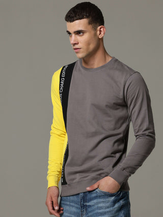 Charg Colorblock Steel Gray Sweat Shirt shop online at Estilocus. • Crew neck • Long sleeve • Ribbing around neckline, Cuff & hem • High quality print and fine embroidery Fit : Comfort fit Size : The model is wearing M size Model height : 6 Feet Wash care