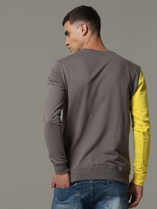 Charg Colorblock Steel Gray Sweat Shirt shop online at Estilocus. • Crew neck • Long sleeve • Ribbing around neckline, Cuff & hem • High quality print and fine embroidery Fit : Comfort fit Size : The model is wearing M size Model height : 6 Feet Wash care