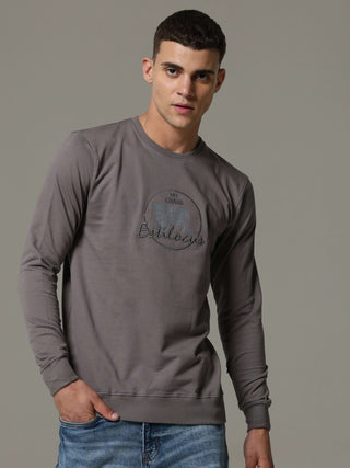 Invisible Steel Grey Sweat Shirt shop online at Estilocus. • Crew neck • Long sleeve • Ribbing around neckline, Cuff & hem • High quality print and fine embroidery Fit : Comfort fit Size : The model is wearing M size Model height : 6 Feet Wash care : Cold