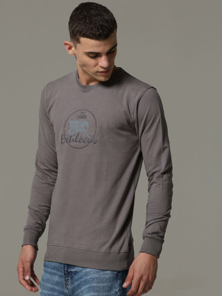 Invisible Steel Grey Sweat Shirt shop online at Estilocus. • Crew neck • Long sleeve • Ribbing around neckline, Cuff & hem • High quality print and fine embroidery Fit : Comfort fit Size : The model is wearing M size Model height : 6 Feet Wash care : Cold