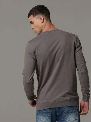 Invisible Steel Grey Sweat Shirt shop online at Estilocus. • Crew neck • Long sleeve • Ribbing around neckline, Cuff & hem • High quality print and fine embroidery Fit : Comfort fit Size : The model is wearing M size Model height : 6 Feet Wash care : Cold