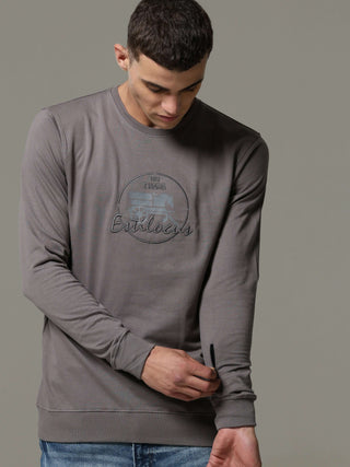 Invisible Steel Grey Sweat Shirt shop online at Estilocus. • Crew neck • Long sleeve • Ribbing around neckline, Cuff & hem • High quality print and fine embroidery Fit : Comfort fit Size : The model is wearing M size Model height : 6 Feet Wash care : Cold