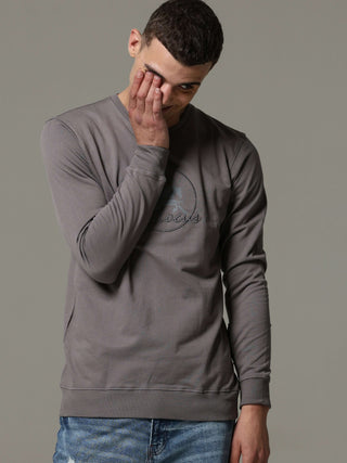 Invisible Steel Grey Sweat Shirt shop online at Estilocus. • Crew neck • Long sleeve • Ribbing around neckline, Cuff & hem • High quality print and fine embroidery Fit : Comfort fit Size : The model is wearing M size Model height : 6 Feet Wash care : Cold