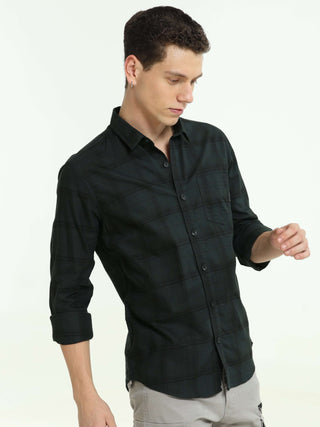 Hunter green casual check shirt shop online at Estilocus. 100% Cotton • Full-sleeve check shirt• self fold placket • Regular collar• Double button edge cuff • pocketless • Curved bottom hemline• Finest quality brand embroidery at front placket. • All sinl