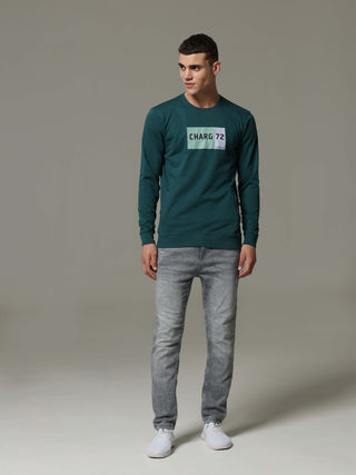 Charg Teal Sweat Shirt shop online at Estilocus. • Crew neck • Long sleeve • Ribbing around neckline, Cuff & hem • High quality print and fine embroidery Fit : Comfort fit Size : The model is wearing M size Model height : 6 Feet Wash care : Cold machine w