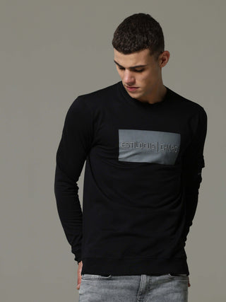 Charg Cargo Black Sweat Shirt shop online at Estilocus. • Crew neck • Long sleeve • Ribbing around neckline, Cuff & hem • High quality print and fine embroidery Fit : Comfort fit Size : The model is wearing M size Model height : 6 Feet Wash care : Cold ma