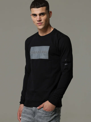 Charg Cargo Black Sweat Shirt shop online at Estilocus. • Crew neck • Long sleeve • Ribbing around neckline, Cuff & hem • High quality print and fine embroidery Fit : Comfort fit Size : The model is wearing M size Model height : 6 Feet Wash care : Cold ma