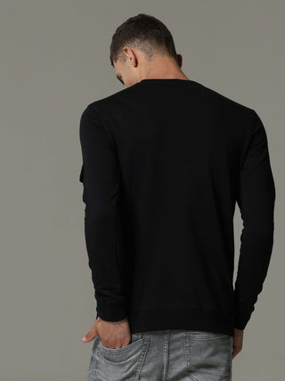 Charg Cargo Black Sweat Shirt shop online at Estilocus. • Crew neck • Long sleeve • Ribbing around neckline, Cuff & hem • High quality print and fine embroidery Fit : Comfort fit Size : The model is wearing M size Model height : 6 Feet Wash care : Cold ma