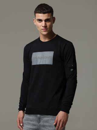 Charg Cargo Black Sweat Shirt shop online at Estilocus. • Crew neck • Long sleeve • Ribbing around neckline, Cuff & hem • High quality print and fine embroidery Fit : Comfort fit Size : The model is wearing M size Model height : 6 Feet Wash care : Cold ma