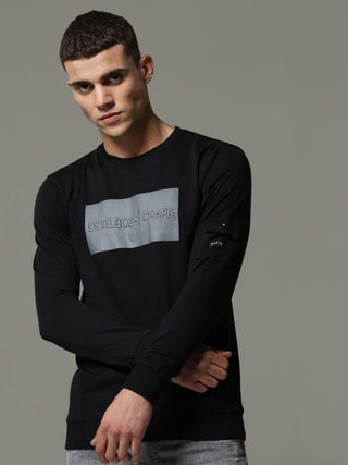 Charg Cargo Black Sweat Shirt shop online at Estilocus. • Crew neck • Long sleeve • Ribbing around neckline, Cuff & hem • High quality print and fine embroidery Fit : Comfort fit Size : The model is wearing M size Model height : 6 Feet Wash care : Cold ma