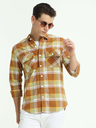 Brown off-sage casual check shirt shop online at Estilocus. 100% Cotton • Full-sleeve check shirt• Cut and sew placket• Regular collar• Double button edge cuff • Double pocket with flap • Curved bottom hemline . • All double needle construction, finest qu