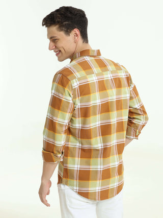 Brown off-sage casual check shirt shop online at Estilocus. 100% Cotton • Full-sleeve check shirt• Cut and sew placket• Regular collar• Double button edge cuff • Double pocket with flap • Curved bottom hemline . • All double needle construction, finest qu