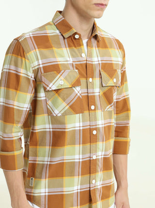 Brown off-sage casual check shirt shop online at Estilocus. 100% Cotton • Full-sleeve check shirt• Cut and sew placket• Regular collar• Double button edge cuff • Double pocket with flap • Curved bottom hemline . • All double needle construction, finest qu