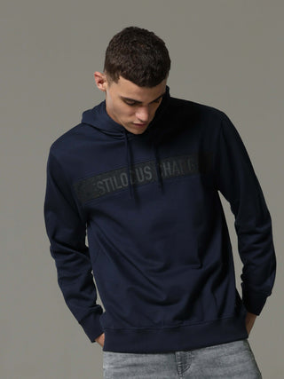 Navy Charg Hoodie shop online at Estilocus. • Crew neck with an attached hood • Adjustable hood with drawcord •A regular fit with long sleeves •Zipper and pocketless • Dress it up with a pair of Denim or Joggers Fit : Comfort fit Size : The model is weari