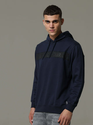 Navy Charg Hoodie shop online at Estilocus. • Crew neck with an attached hood • Adjustable hood with drawcord •A regular fit with long sleeves •Zipper and pocketless • Dress it up with a pair of Denim or Joggers Fit : Comfort fit Size : The model is weari