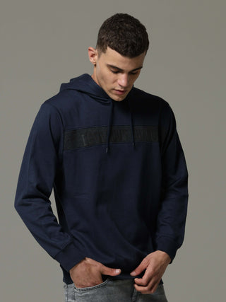 Navy Charg Hoodie shop online at Estilocus. • Crew neck with an attached hood • Adjustable hood with drawcord •A regular fit with long sleeves •Zipper and pocketless • Dress it up with a pair of Denim or Joggers Fit : Comfort fit Size : The model is weari