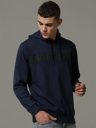 Navy Charg Hoodie shop online at Estilocus. • Crew neck with an attached hood • Adjustable hood with drawcord •A regular fit with long sleeves •Zipper and pocketless • Dress it up with a pair of Denim or Joggers Fit : Comfort fit Size : The model is weari