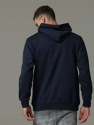 Navy Charg Hoodie shop online at Estilocus. • Crew neck with an attached hood • Adjustable hood with drawcord •A regular fit with long sleeves •Zipper and pocketless • Dress it up with a pair of Denim or Joggers Fit : Comfort fit Size : The model is weari