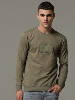 Invisible Green Sweat Shirt shop online at Estilocus. • Crew neck • Long sleeve • Ribbing around neckline, Cuff & hem • High quality print and fine embroidery Fit : Comfort fit Size : The model is wearing M size Model height : 6 Feet Wash care : Cold mach