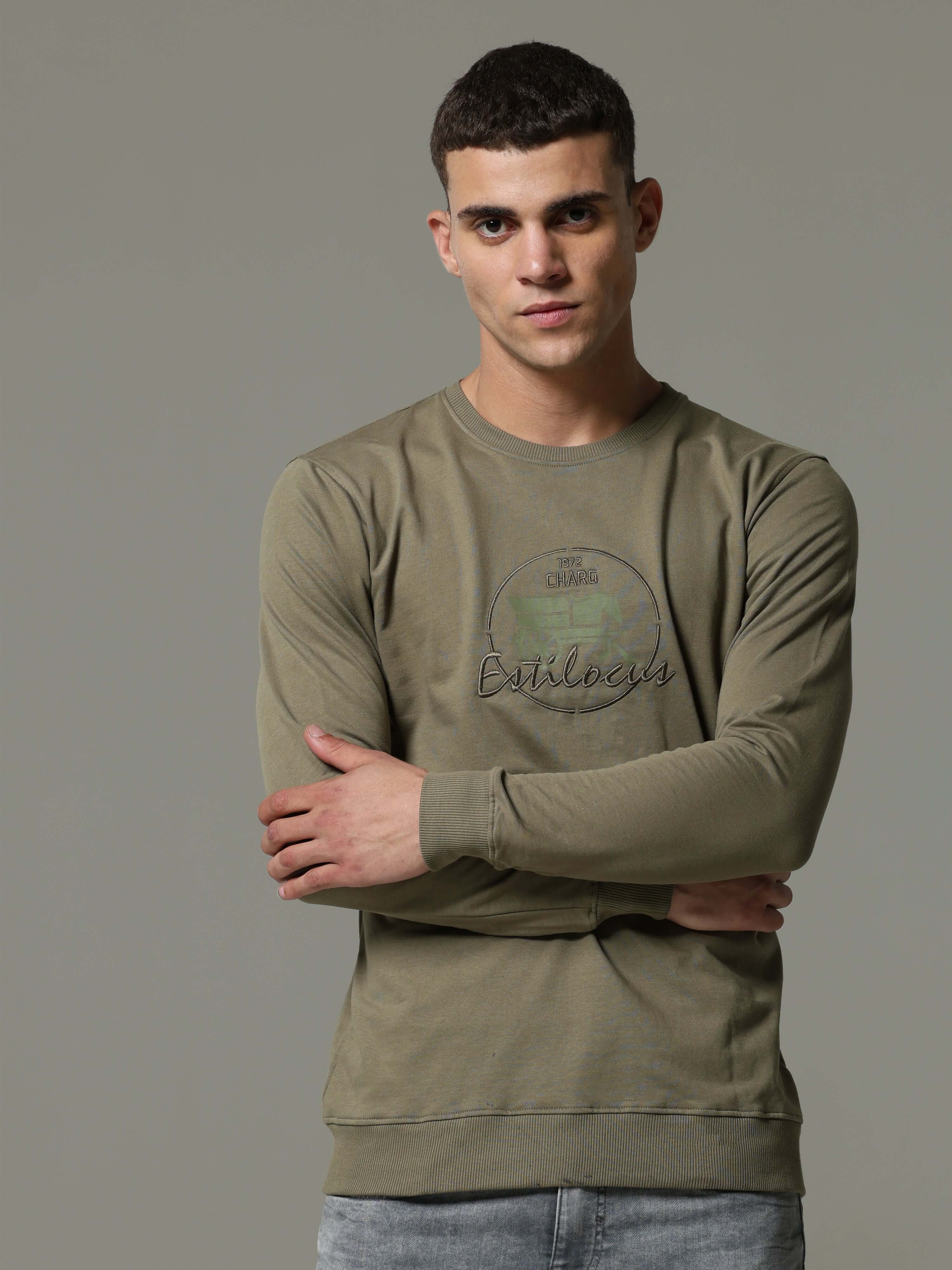 Invisible Green Sweat Shirt shop online at Estilocus. • Crew neck • Long sleeve • Ribbing around neckline, Cuff & hem • High quality print and fine embroidery Fit : Comfort fit Size : The model is wearing M size Model height : 6 Feet Wash care : Cold mach