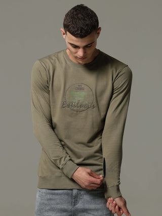 Invisible Green Sweat Shirt shop online at Estilocus. • Crew neck • Long sleeve • Ribbing around neckline, Cuff & hem • High quality print and fine embroidery Fit : Comfort fit Size : The model is wearing M size Model height : 6 Feet Wash care : Cold mach