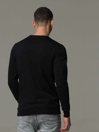 Charg Black Sweat Shirt shop online at Estilocus. • Crew neck• Long sleeve• Ribbing around neckline, Cuff & hem• High quality print and fine embroidery Fit : Comfort fit Size : The model is wearing M size Model height : 6 Feet Wash care : Cold machine was