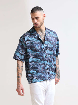 Attico Blue Oversized Shirt shop online at Estilocus. Our Attico Blue Oversized Shirt is perfect for those Hawaiian days. The relaxed fit and lightweight fabric make it comfortable to wear all day. Its classic style is perfect for those summer streetwear