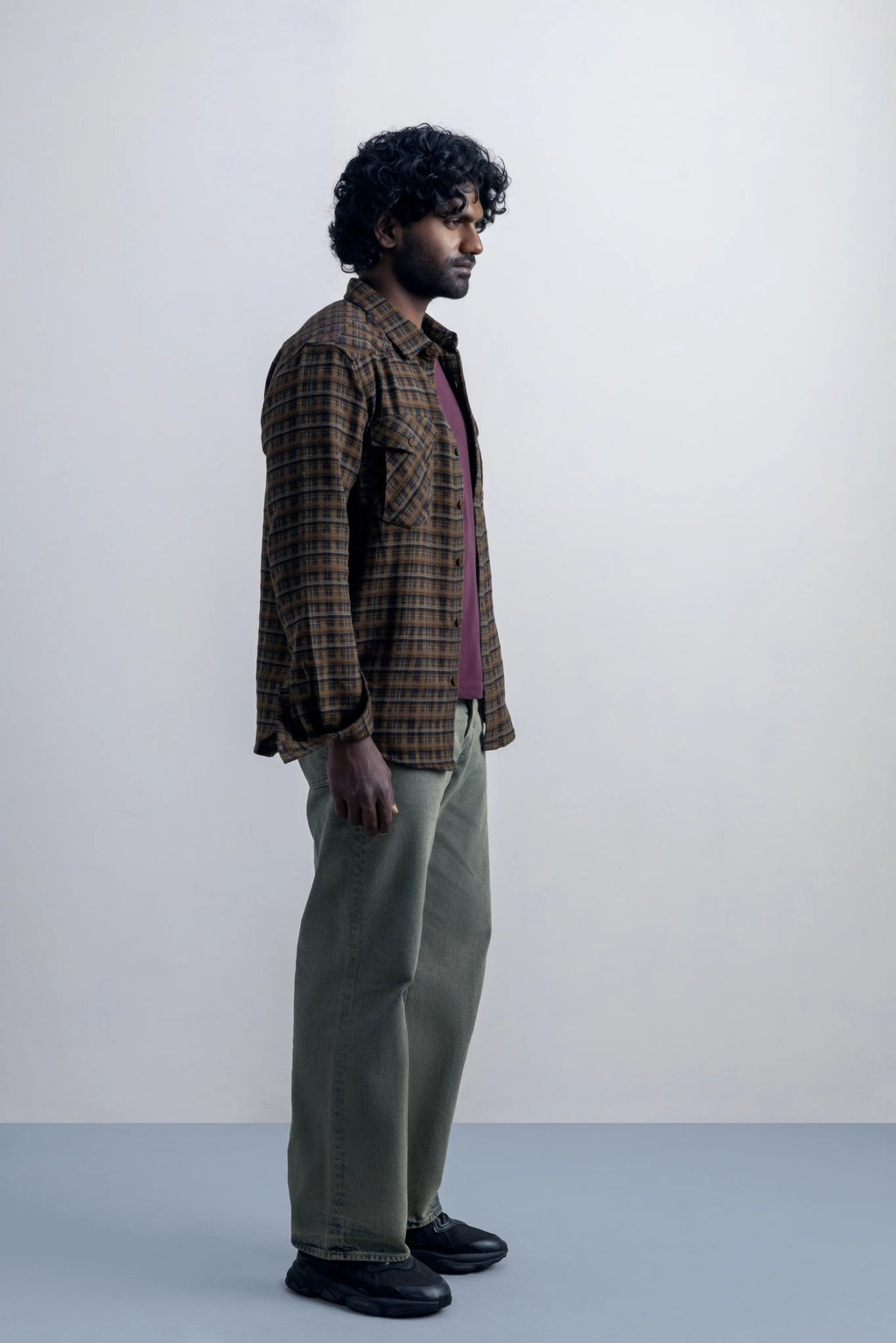 Emberfield Bronze Brown - model_poseposition_of_shirtporduct_type