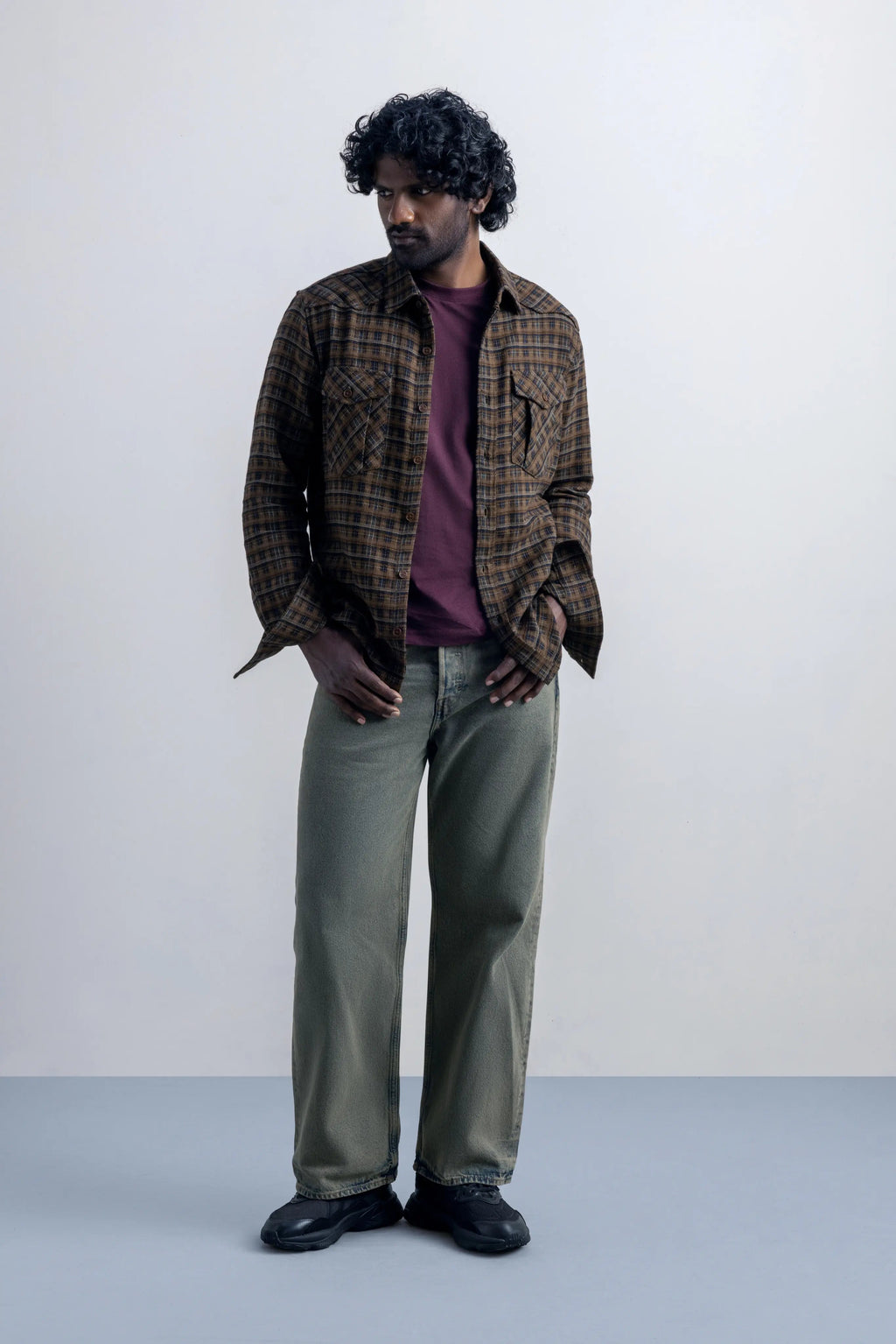 Emberfield Bronze Brown - model_poseposition_of_shirtporduct_type