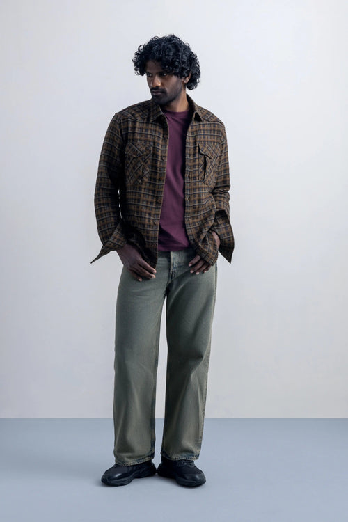 Emberfield Bronze Brown - model_poseposition_of_shirtporduct_type