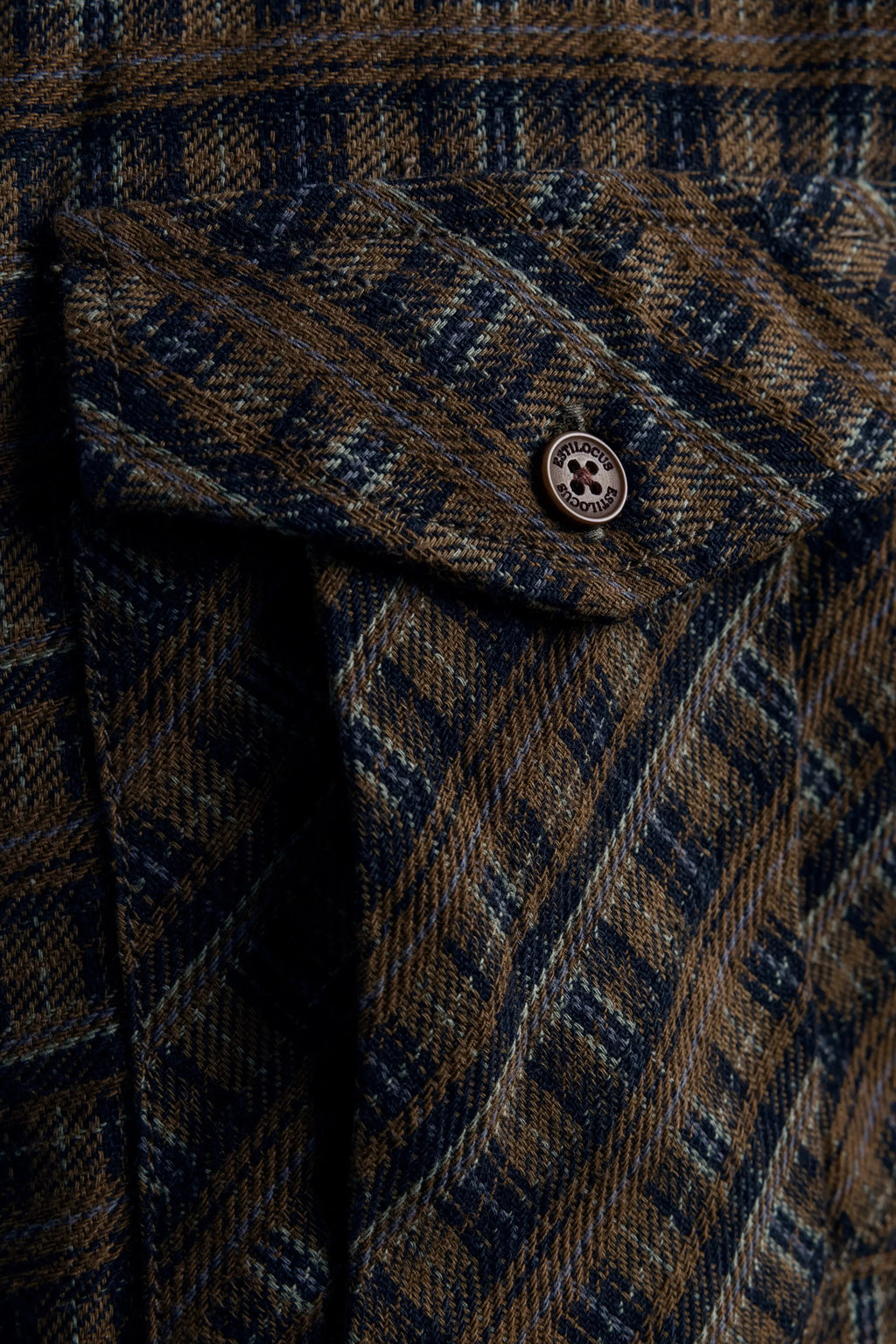 Emberfield Bronze Brown - model_poseposition_of_shirtporduct_type