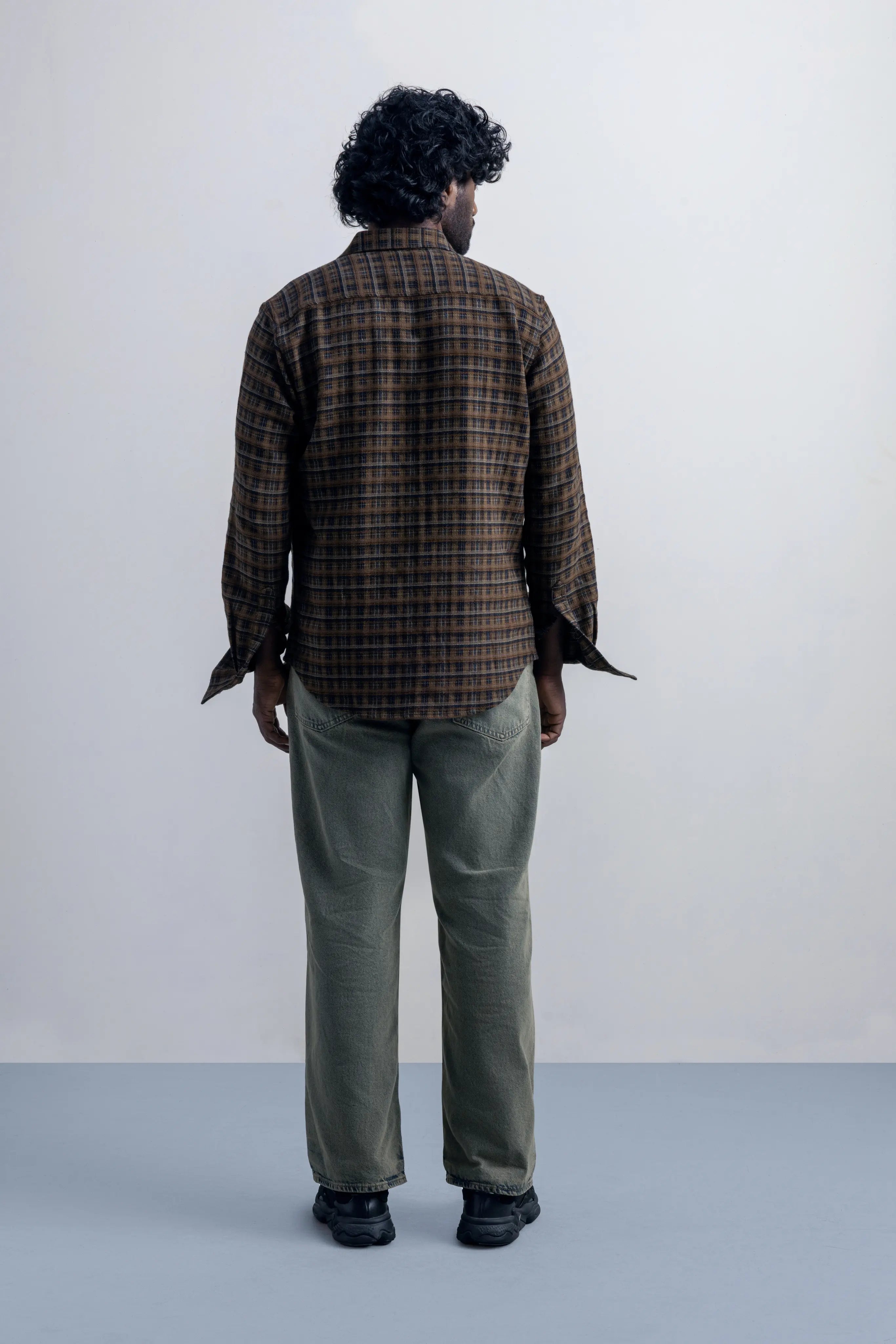 Emberfield Bronze Brown - model_poseposition_of_shirtporduct_type