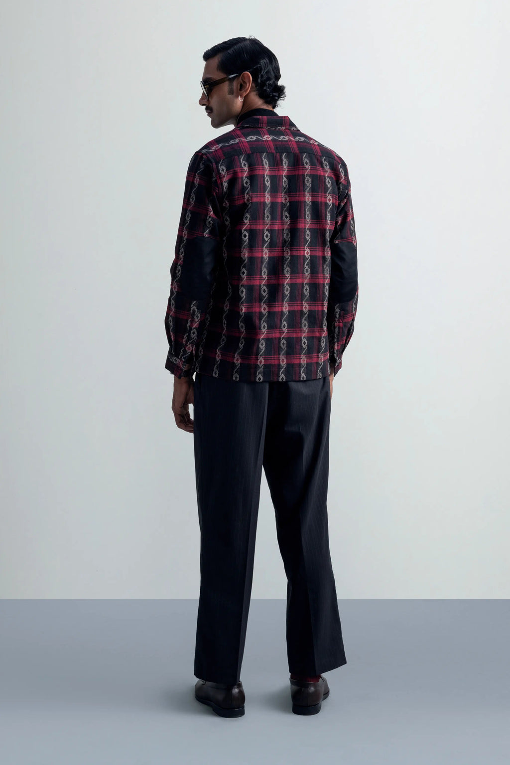 Nightweave Bristol Black - model_poseposition_of_shirtporduct_type