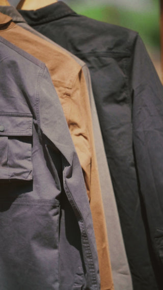 Video showcasing an Estillocus grey cargo shirt, highlighting its design and features.
