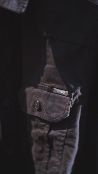Black cargo shirt by Estilocus featuring multiple pockets and a relaxed fit, ideal for casual or outdoor wear.