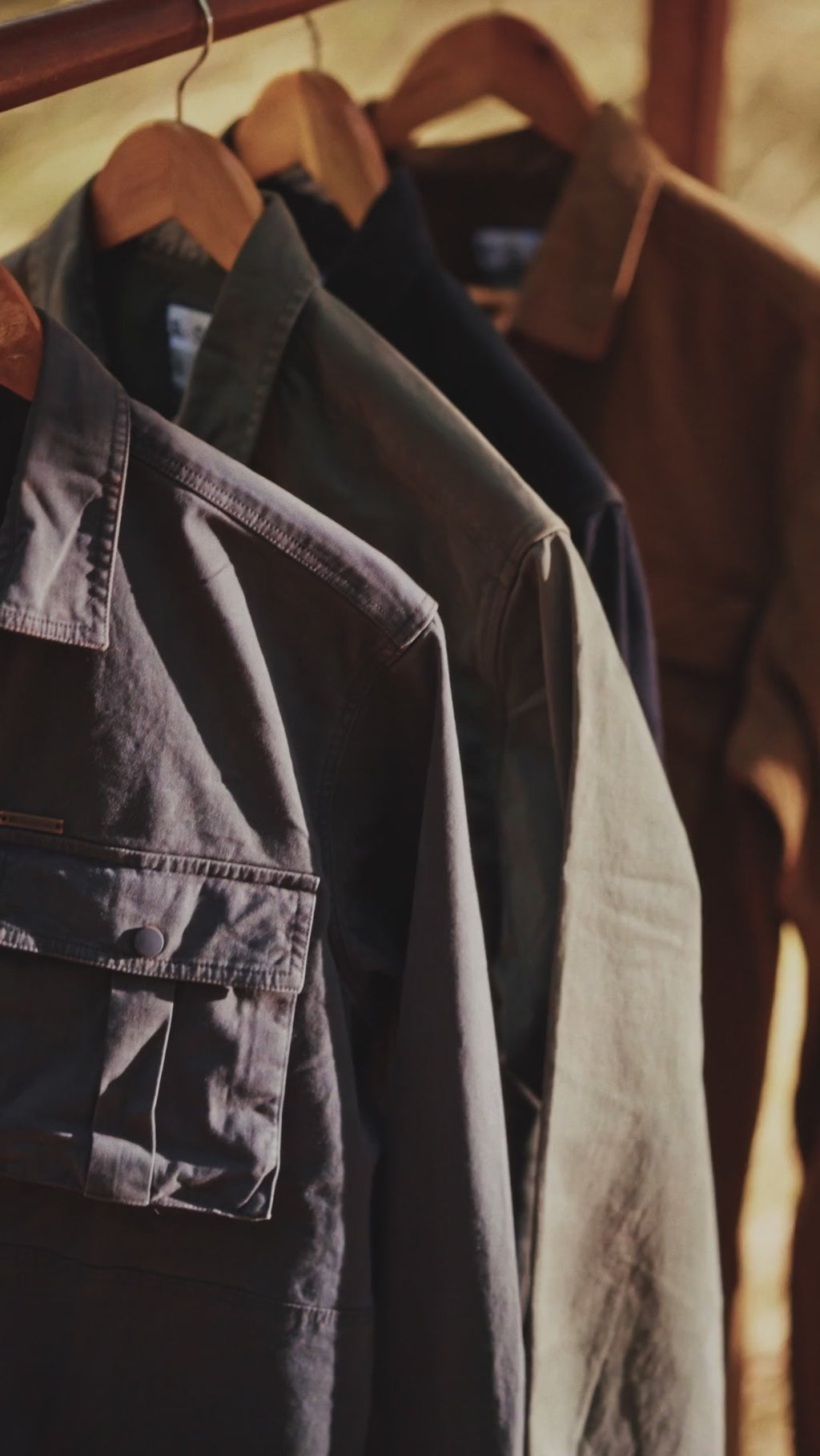 Video showcasing the Estilocus cargo shirt collection, highlighting various styles and colors available.
