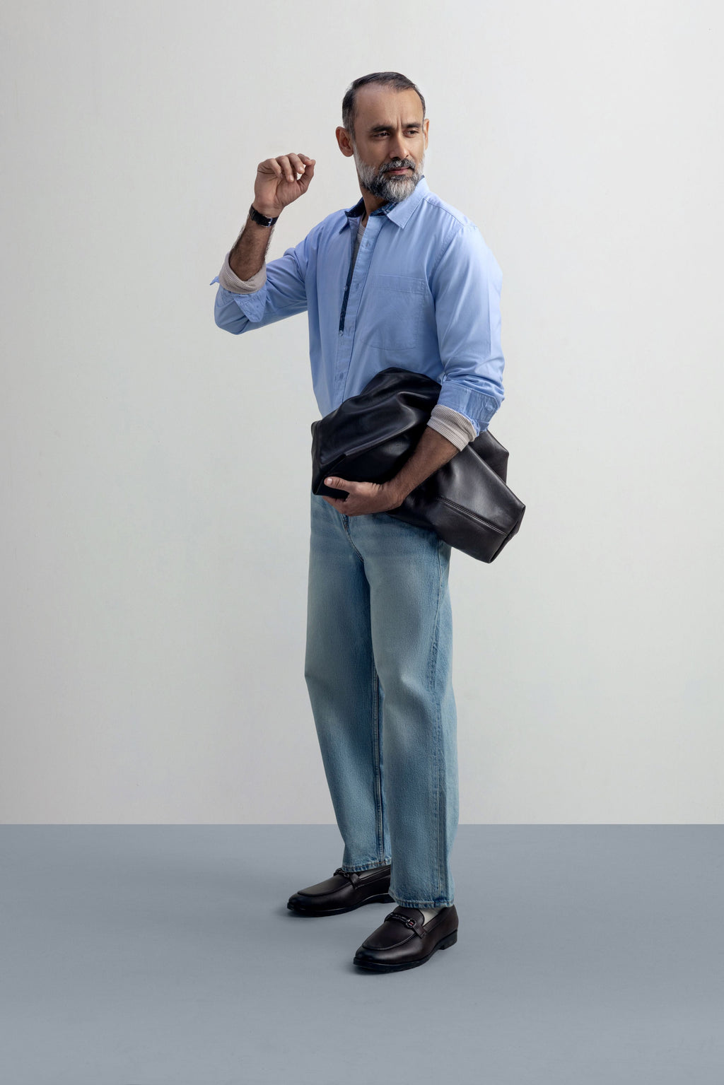 Stillwater Cashmere Blue - model_poseposition_of_shirtporduct_type